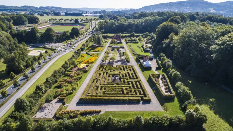 Grüner Erlebnisbereich „Park der Sinne“ im Sauerlandpark Hemer mit interaktiven Stationen und Naturpfad.