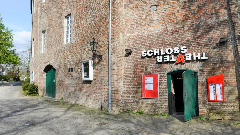 Aussenansicht des Schlosstheater Moers mit Backsteinfassade.