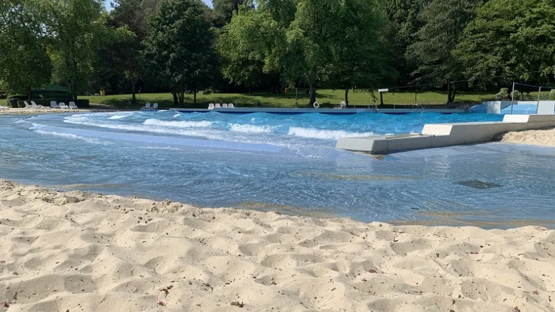 Wellenbad im Solebad Wischlingen Dortmund mit sanften Wellen im Wasser.