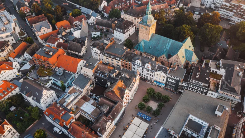 Panoramablick auf die Altstadt von Recklinghausen während einer Stadtführung, mit historischen Gebäuden und Kopfsteinpflaster.