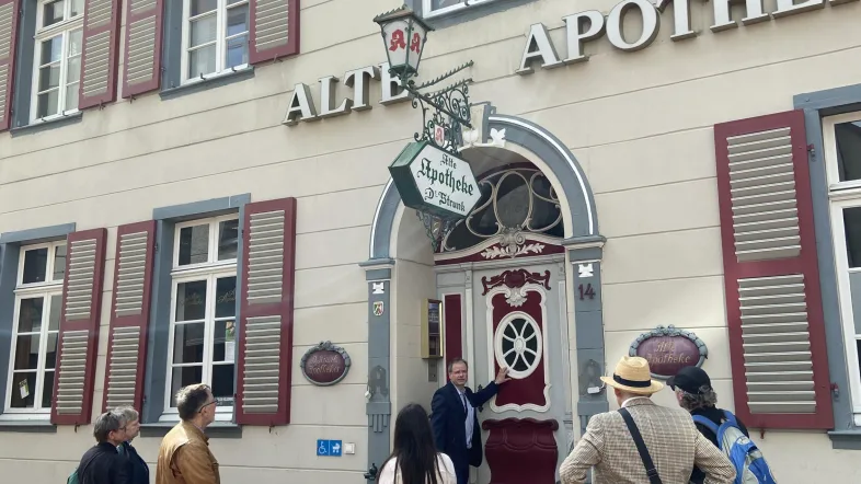 Stadtführung in Recklinghausen mit Blick auf die historische Apotheke im Altstadtbereich.