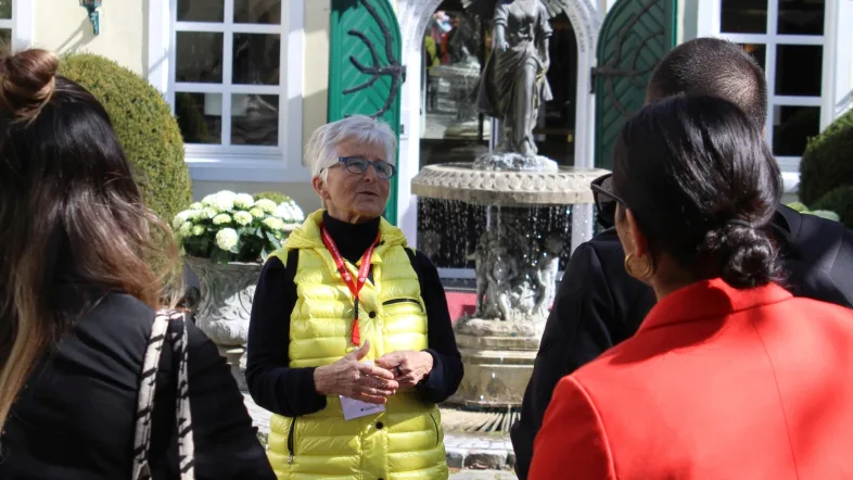 Teilnehmer einer Stadtführung in Recklinghausen versammeln sich rund um den dekorativen Brunnen auf dem Marktplatz.