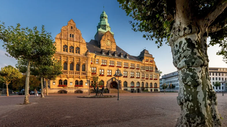 Stadtführung in Recklinghausen mit Fokus auf das historische Rathausgebäude und seine Fassade.