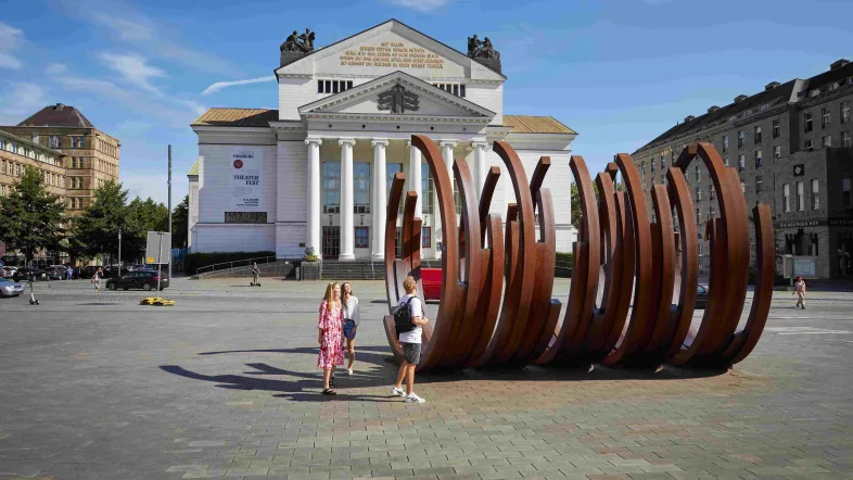 Stadtführung in Duisburg mit Halt am historischen Stadttheater, einer prächtigen Fassade im Stil der Neorenaissance.
