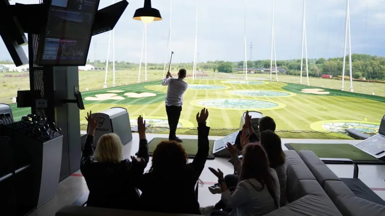 Spieler führt einen Abschlag auf der Anlage von Topgolf Oberhausen aus.