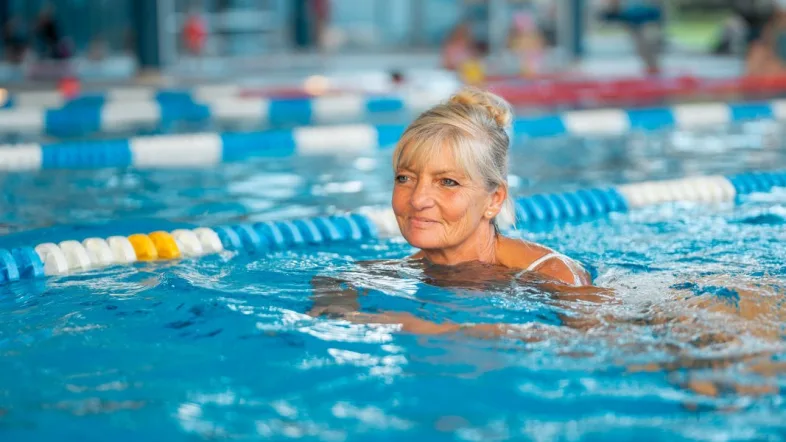Frau schwimmt entspannt im Schwimmbecken des Wananas Herne.