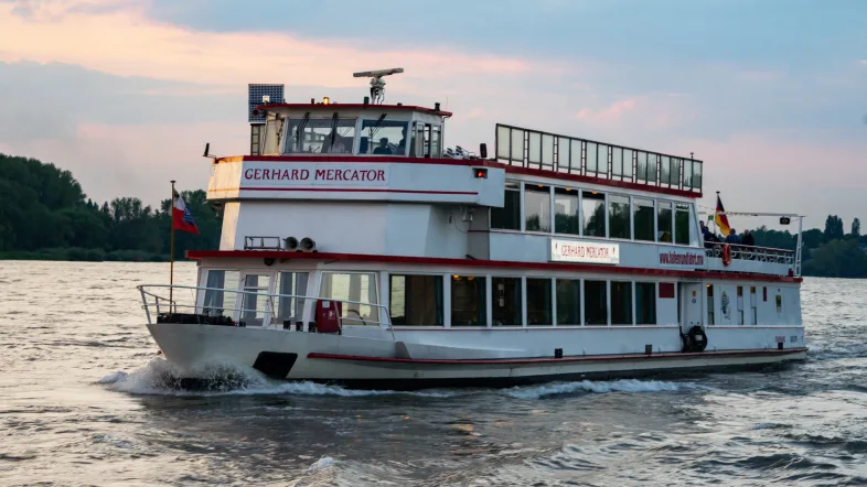 Fahrgastschiff der Weißen Flotte Duisburg, frontal aufgenommen auf dem Wasser bei klarem Himmel.