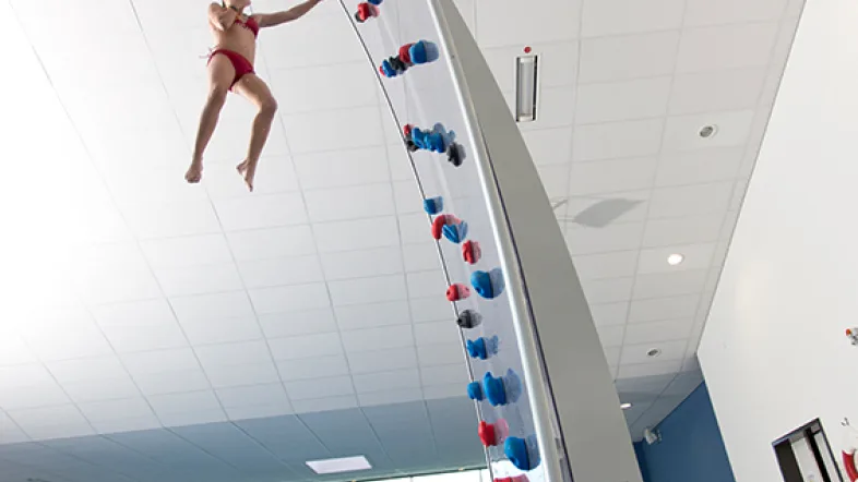 Sprung vom Sprungturm im Westfalenbad Hagen, mit Person in der Luft über dem Becken.