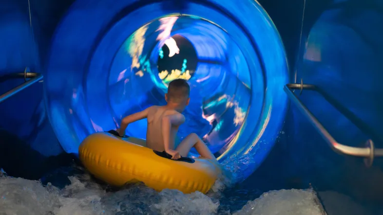 Wasserrutsche im Westfalenbad Hagen, auf der Besucher mit Spaß ins Becken gleiten.
