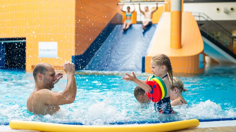 Kinder planschen fröhlich im Wasserbereich des Westfalenbads Hagen.
