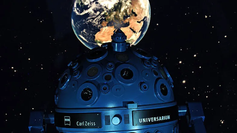 Projektion der Erde in der Kuppel des Planetariums Bochum während einer astronomischen Show.